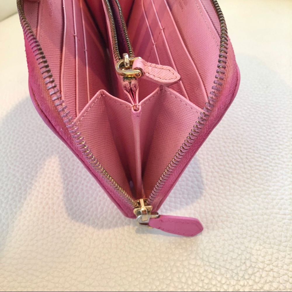 ⭕️SOLD⭕️Prada Zip Around Wallet - Picture 5 of 9